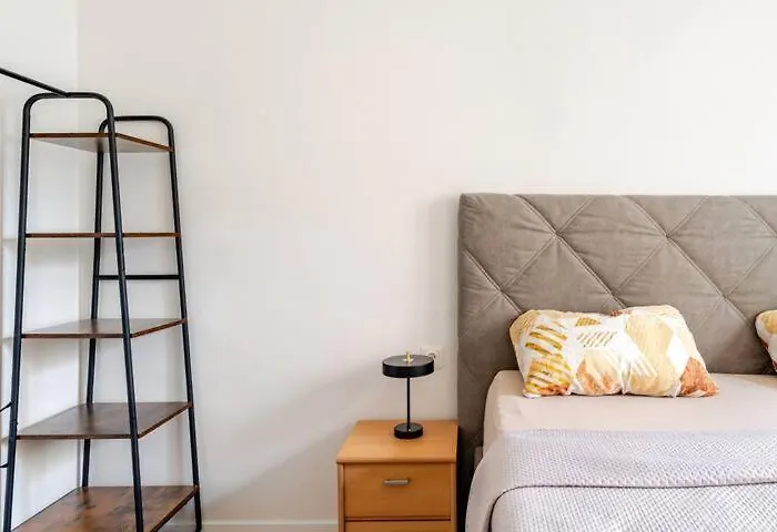 Modernes 18 , 3 Min Zur U6, Privater Eingang & Ruhe Apartman