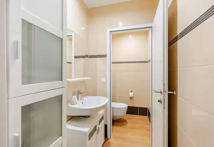 Modernes 18 , 3 Min Zur U6, Privater Eingang & Ruhe Apartman *