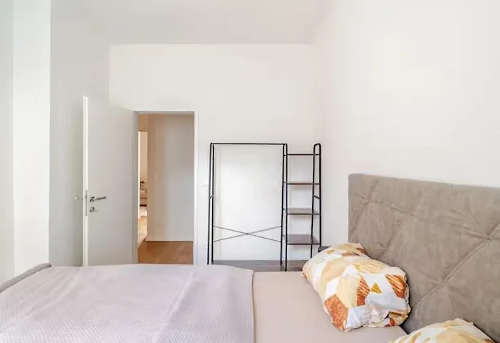 Modernes 18 , 3 Min Zur U6, Privater Eingang & Ruhe * Bécs
